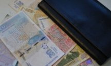 Задържаха мъжа, намерил портфейл в строителен магазин