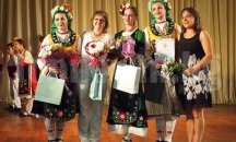 Трима абитуриенти изпрати ансамбъл "Шарено герданче" в Търговище