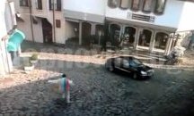 "Мерцедес" се натресе в магазин и спря в стълб в Стария град на Пловдив