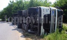 ТИР се преобърна на завой, товарът разруши частен дом в Мокрен