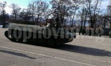 Военни машини пътуват към Симитли