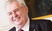 Чешкият президент изгори червени шорти пред журналисти (СНИМКА+ВИДЕО)