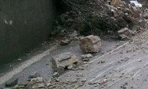 Пропадна част от пътя Югово-Лъки, свлачището над Асеновград се увеличава