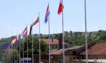 Издигнаха 33 знамена на улица „Магистрална” във Велико Търново