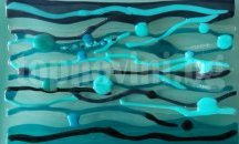Приложничка запечатва духа на морето в топено стъкло