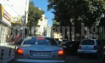Мъж гърми от "Ауди" в центъра на Пловдив