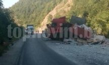 Хасковски ТИР със стъклен амбалаж се обърна в Прохода на Републиката
