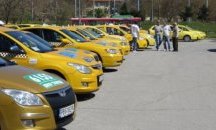 Таксиметрови шофьори протестират в Пловдив