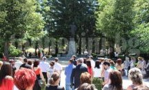 Сведоха глави пред паметника на Никола Вапцаров