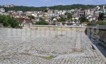 Пропадна участък от настилката край паметника на Асеневци