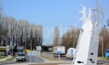Камион разсипа безалкохолни напитки по крайезерния път