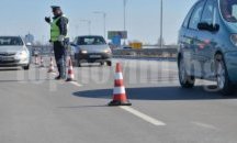 Чужденци се нанизаха в билборд на магистрала "Тракия"
