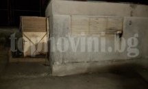 Нелегална бензиностанция в стар трафопост разкриха митничари край Нова Загора