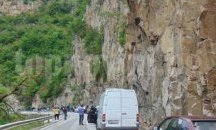 Спират обрушването на скали по пътя за Бачковския манастир