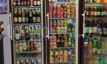 Младежи на курорт крадат напитки