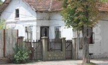Жители на плевенско гето замеряха с керемиди общински служители