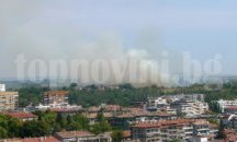 Отпадъци и сухи треви горят край Автошколата в Шумен