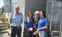 Млади доброволци пазят от измами възрастни хора в Търговище