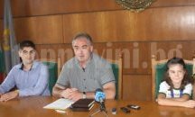 Кметът на Плевен връчи почетни плакети на две деца, носители на медали