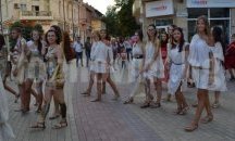 Млади тракийци дефилираха в Казанлък