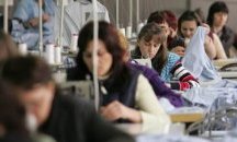 Над 200 шивачки протестираха срещу австрийския собственик на фирмата