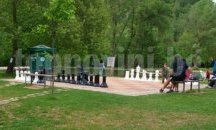 Пръскат зелените площи срещу вредители