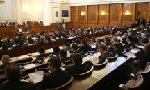 Депутатската ваканция остава
