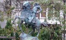 Пристигна паметникът на Владислав Варненчик, дарен от полски скулптор