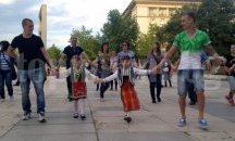 Мълчаливо хоро брани традициите в Пловдив
