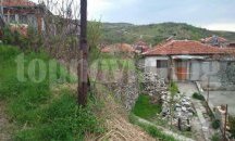 Съседски кошмар, 4 години пловдивчанка чака решение за бутната подпорна стена на имота й