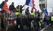 Протест срещу бежанския лагер „Джунглата“ блокира магистралата край Кале
