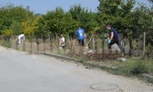 Младежи от ГЕРБ чистят затлачен отводнителен канал в Девня
