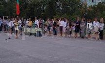 Общински служители връчиха поздравителни адреси в 24 училища в Търговище