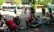 Младежи демонстрират оказване на първа помощ на площад „Тройката”