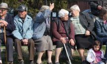 Депутатите вдигнаха минималната пенсия с 20 лева