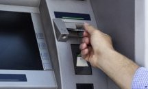 Разследват медицинска сестра, откраднала пари от карта на починал пациент