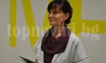 Специалист от екипа на проф. Атанас Щерев преглежда в Русе