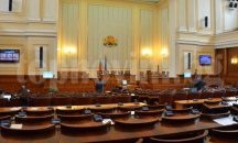 Депутатите гласуват министерските оставки