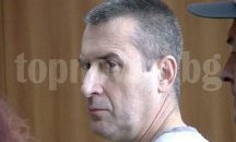 Бившият полицай, обвинен за убийството на родителите си, остава в ареста