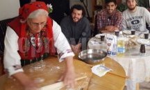 Младежи от три държави точат разложка баница