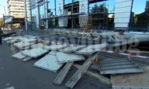 Метални панели до строеж паднаха върху тротоар на бул. „Витоша“
