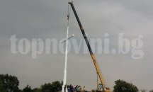 Осветиха 16-метров метален кръст в Бряст