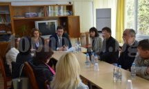 Петрички училища с външни асансьори и зали за фитнес