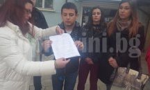 Студенти протестират срещу преподавателка, заплашва ги със съд и че има "гръб"
