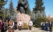 Кметът поднесе венец пред Войнишкия паметник в Търговище