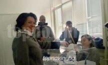 Министър Василева гласува в Бургас за стабилна и сигурна държава