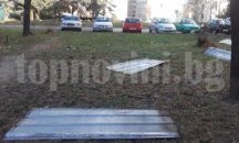 Силният вятър в София бутна ламарини, дървета и светофар