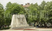 Спукана тръба причини изтичането на вода в района на кръговото на Руския паметник