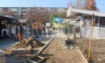 Ремонтират тротоара край кметството в „Западен”