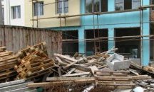 Масово изхвърляне на строителни отпадъци в контейнерите в Попово